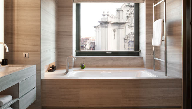 木质设计高贵典雅，真正符合这座宫殿般的酒店。