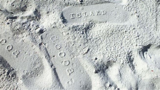 Cocoa家的拖鞋不仅颜值超高，底部还暗藏了“印章”功能，穿着它在海滩上走，满沙滩都会出现COCOA的“背书”。