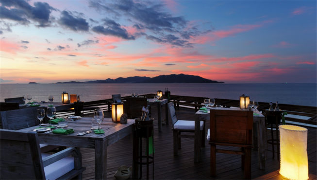 这座获奖餐厅位于向海平面伸出的一块山崖上，由三座巨大木造平台组成，使你仿佛置身于碧海蓝天之间，并可环视270度角的外海风景和远处的海岛。