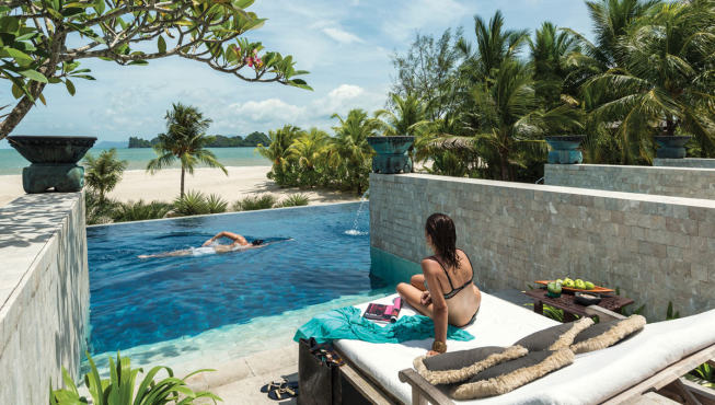 在泳池畔极目远眺阿曼达海的壮丽景色。