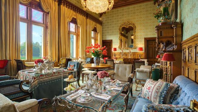 金碧辉煌的房间、精雕细琢的器皿，是美丽的公主与英俊的王子生活的地方。