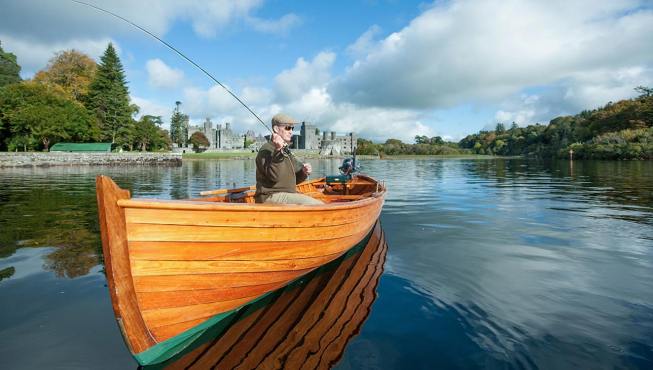 Ashford城堡毗邻爱尔兰的第二大湖——清澈湛蓝的科里布湖，湖上泛舟或垂钓，乐趣无穷。