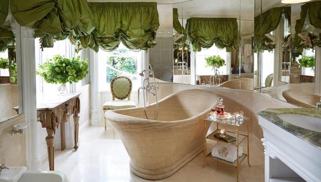 每间客房都经过独立设计，散发着浓浓的贵族气息，从浴室的大理石到奢华的家具都是如此。