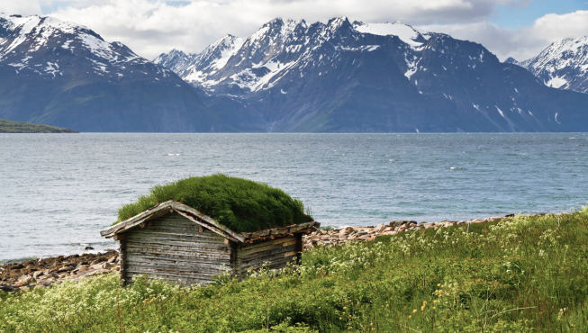 挪威拥有欧洲最美的自然风景，锯齿般蜿蜒的海岸线吞噬着陆地，形成了壮观伟岸的峡湾精致。