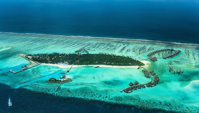 度假村坐落在马尔代夫Thaa环礁以南的一座面积约为八公顷的私人海岛上。