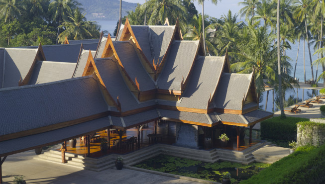 酒店建筑的尖顶设计灵感源于泰国暹罗古都大城府的传统建筑风格。