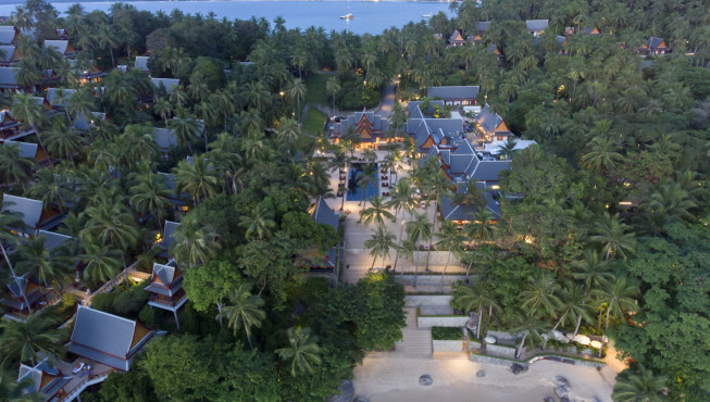 酒店位于普吉岛西海岸，掩映在优美的热带自然风光中。