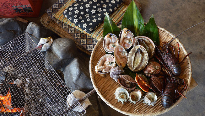 酒店内的新鲜食材包括当地甘美水果、各式蔬菜及来自附近水域的大螯虾和鲍鱼等海产。

