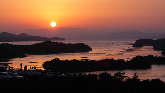 傍晚前往英虞湾，于夕阳西沉时分泛舟水上，您将沐浴在落日余晖中，与周围美景共绘一幅清丽水彩。

