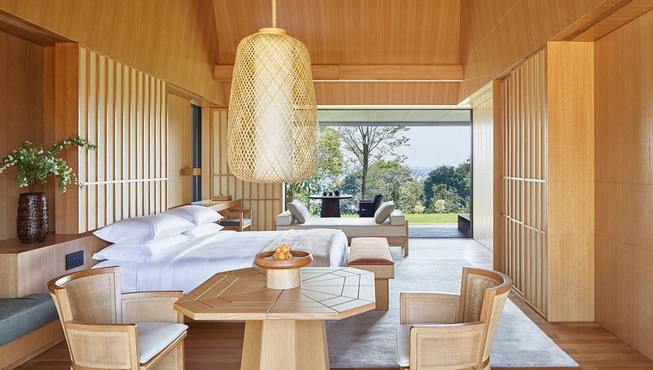 这里是一个放松、静谧且适合冥想的度假胜地，呈现出融合了温暖与尊重的日本式“待客之道”。

