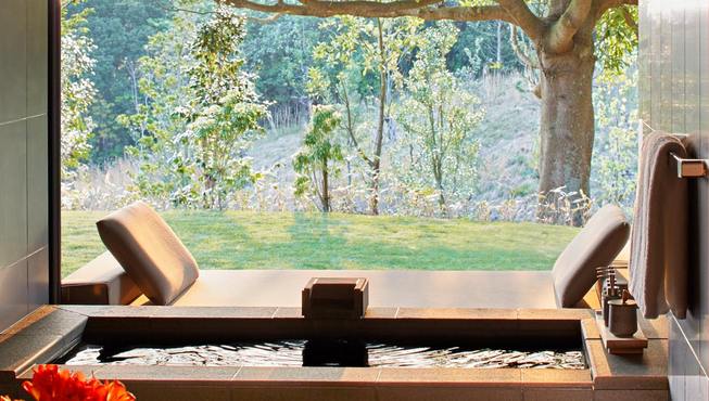 您可以在房内的独立温泉里一边泡汤一边欣赏私家花园的景致。

