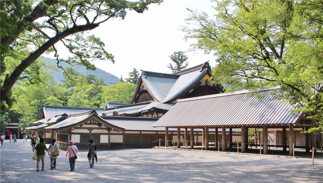 身着和服漫步于伊势神宫的参天古树、落英缤纷间，在充满历史感的神道建筑中感受纯粹、朴素之美。
