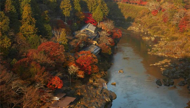 由百年贵族私邸改建而成的京都虹夕诺雅坐落于岚山保津川陡峭的河岸边。
