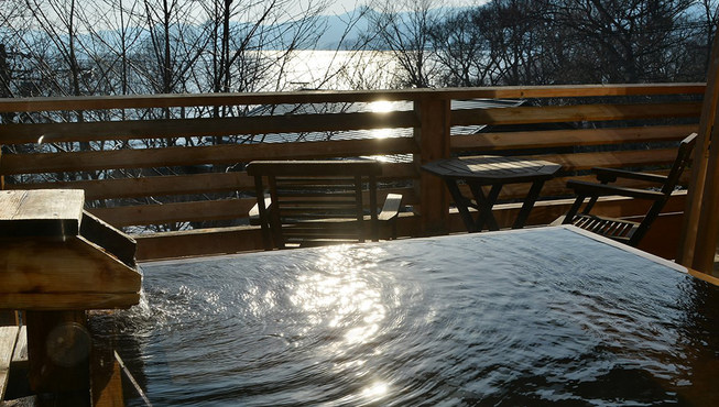 支笏湖水质澄澈，造就了当地温泉以泉质柔和与滑润感而闻名，遂得名“美人汤”。