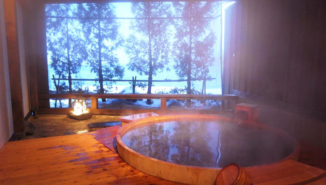 翠明阁仅有8间客房，皆为附带私人露天浴池的湖景客室。