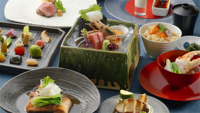 您可以在酒店的料理茶屋 天之謌品尝到以北海道特色食材精心烹制的日式料理，感受简单却回味无穷的传统日式料理的精髓。