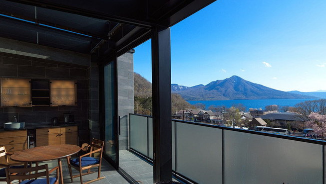 碧之座的所有客房皆远眺支笏湖湖景，饱览支笏湖国家自然公园湖畔的瑰丽风景。