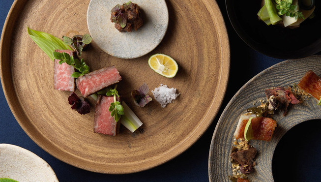 精选了北海道当地新鲜食材，结合料理职人的精湛厨艺，碧之座提供味觉与视觉共享的各式料理。