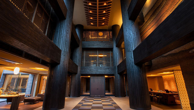 支笏湖鹤雅别墅 碧之座大厅，6根古迹长柱与一面全长8米由职人手工绘制而成的艺术土墙接待宾客的光临。