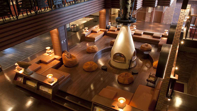 支笏湖鹤雅度假温泉酒店 水之謌远眺清澈湖水倒映云雾山岚，大厅矗立着雪屋暖炉，是鹤雅集团的象征。