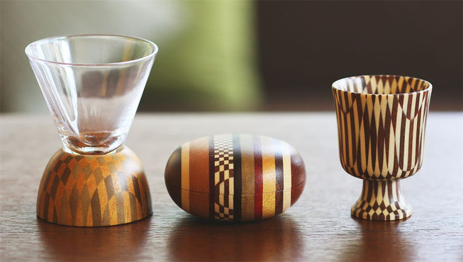 “寄木细工”是利用生长在箱根的树木特征，将树木的自然色彩和材质之间细微差别组合在一起的木制工艺。