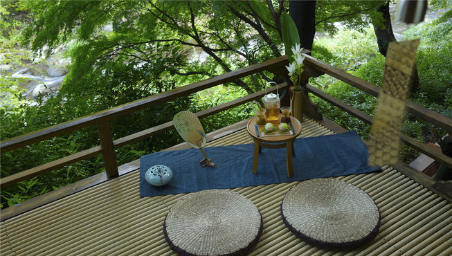 每间客房都配备了开放式和室，其中包括供您欣赏窗外景色的沙发和非日式床褥的床铺。