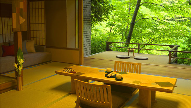 客房被箱根的自然包围着，在这里欣赏四季的变换，侧耳倾听河川的流水。