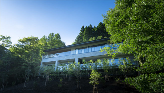 温泉旅馆坐落于箱根地区海拔约700米的仙石原高原，是自然与艺术完美融合之地。