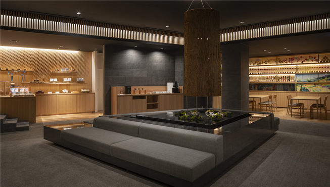 以“艺术工坊×温泉旅馆”为主题，从客房到大厅，有无数当地艺术家受本地文化启发后创作的作品。

