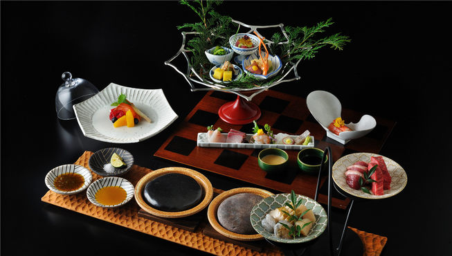 晚餐是用三文鱼和当季水果作为餐前开胃菜。主菜是高级牛和鲍鱼，在温度有约200度的石板上烧烤食材并品尝。