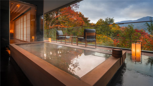 自大涌谷温泉的温泉水色微呈白浊，泉质为强酸性，可让肌肤柔嫩并促进血液循环。