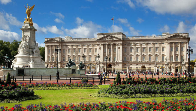 被三大公园紧紧包围的白金汉宫，是伦敦的中心。