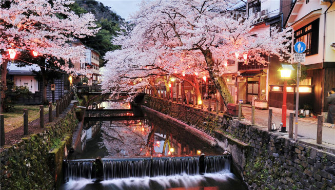 城崎温泉位于日本兵库县北部，据传于8世纪时被佛教僧人道智上人发现，迄今已有千年以上的历史。