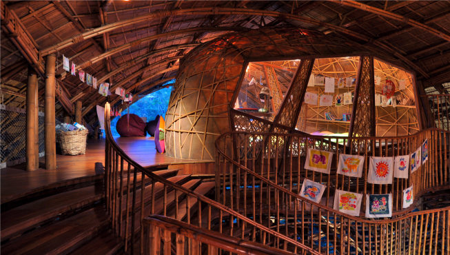 The Den 儿童活动中心——这个造型如同魔鬼鱼的活动中心盘旋于丛林之上，是24H建筑师事务所的得意之作，孩子们可以尽情投入 Lemony Snicket 的幻想世界。