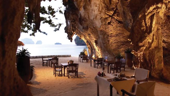 Grotto餐厅建在一个古老的石灰岩峭壁上，在石窟里享用美味会是难忘的体验。