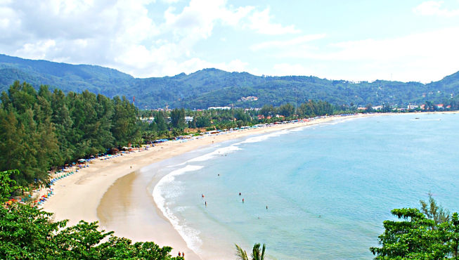奇玛拉度假酒店毗邻卡马拉海滩，这里白沙柔软，海水澄蓝。