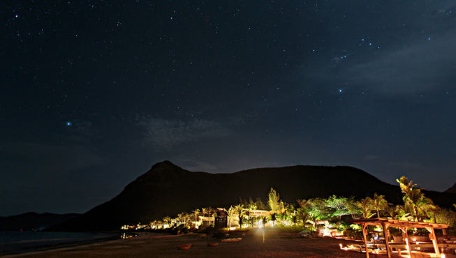 在海边月光星空下漫步，实在是一种享受。