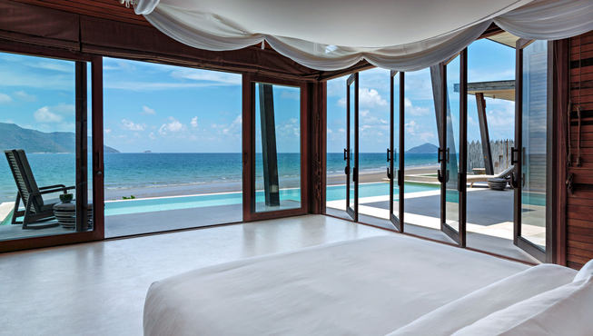 双卧室海景泳池别墅的2个卧室均可以直接通往海滩，很适合一家四口或2对情侣共住，享受愉悦的海滨时光。