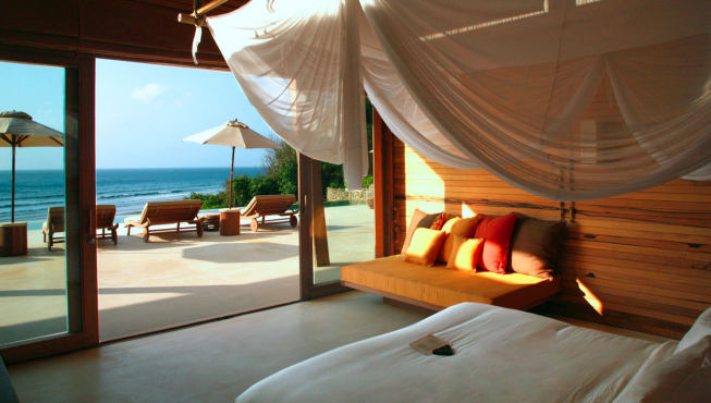 海滨别墅拥有宽敞的卧室，带私人泳池的露台以及户外浴室，是休息放松的绝佳场所。