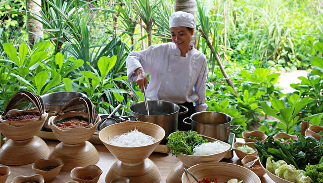 越南餐——纯越南氛如果说厨房是家庭生活的重点，在第六感昆岛度假村里，专门烹饪越南本乡菜的厨房就是第六感精神所在。