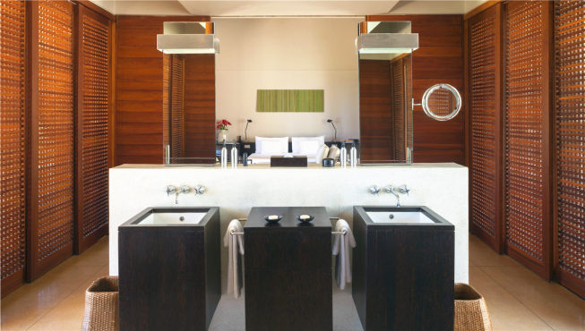 安缦蔚澜拥有30幢带私人泳池的特色套房别墅，设有现代木制家具，配备开放式浴室，空间感十足。