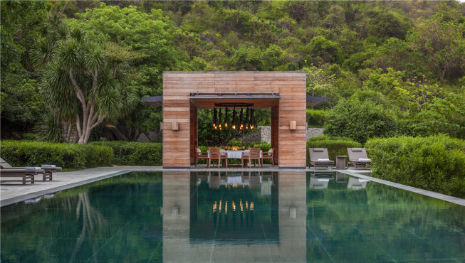 室外用餐区优雅地延伸于私人泳池和周围的植被之间，坐拥美丽自然风光。