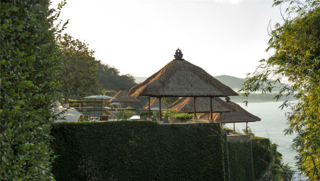 处处可见巴厘岛传统茅草屋建筑设计的运用。