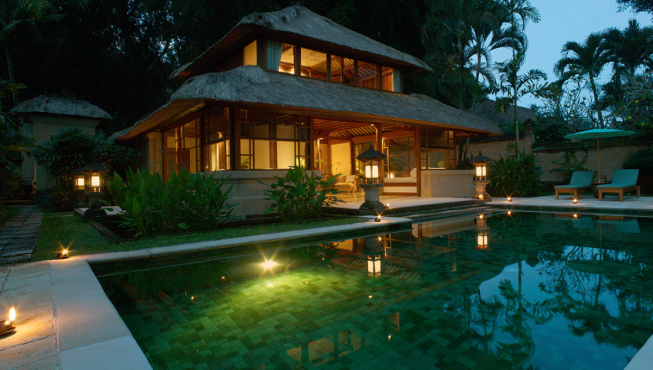 安缦黛宁度假酒店坐落于翠绿的乌布山区，正处在巴厘岛中央艺术村。