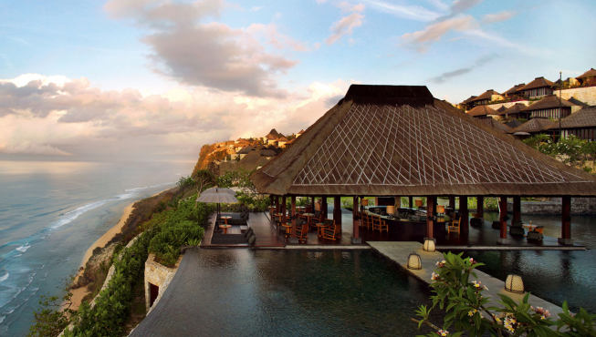 酒店全景——宝格丽巴厘岛度假酒店展示着令人屏息静气的自然美景，它不但以现代的角度重新诠释传统的巴厘岛风味，更展现了宝格丽独特的意大利风格。