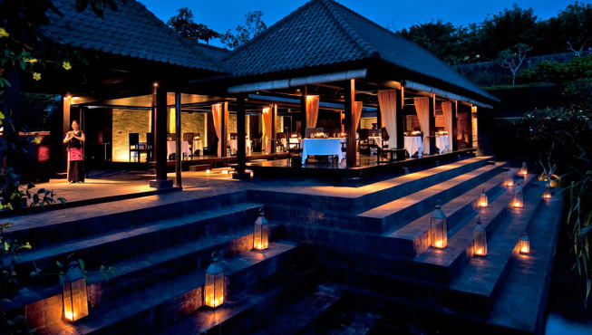 Il Ristorante餐厅——具有巴厘岛风格的 Il 餐厅坐落于水景湖旁，除了供应经典意大利特色美食外，四周柔和的烛光灯笼更营造出迷人优雅的氛围。