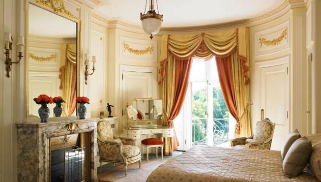 华丽的布艺、24K金箔、路易十六风格古董家具使得丽兹的客房与套房成为伦敦最奢华的酒店房间。

