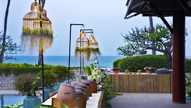 度假村Taste of Siam滨海餐厅则供应素食午餐和泰式健康晚餐。