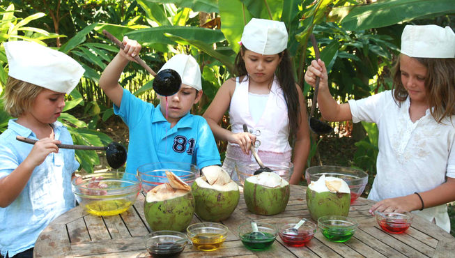 让孩子们在绿树与大海的纯净怀抱里，尽情玩耍。