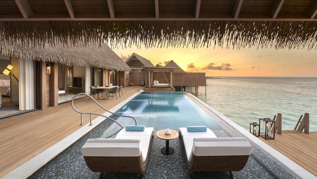 别墅被茂密的热带丛林环绕，采用马代特色的茅草屋外观，但内部装修豪华